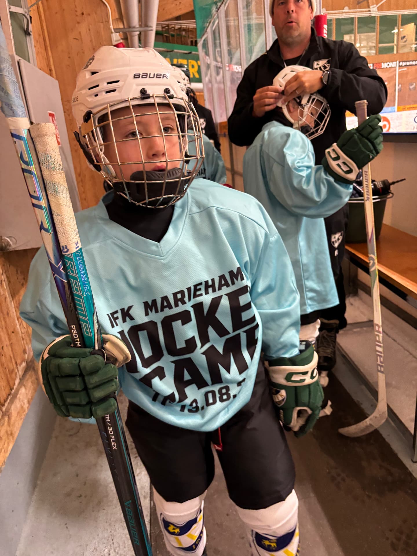 Ture i full hockeyutrustning på väg ut på isen i Mariehamn