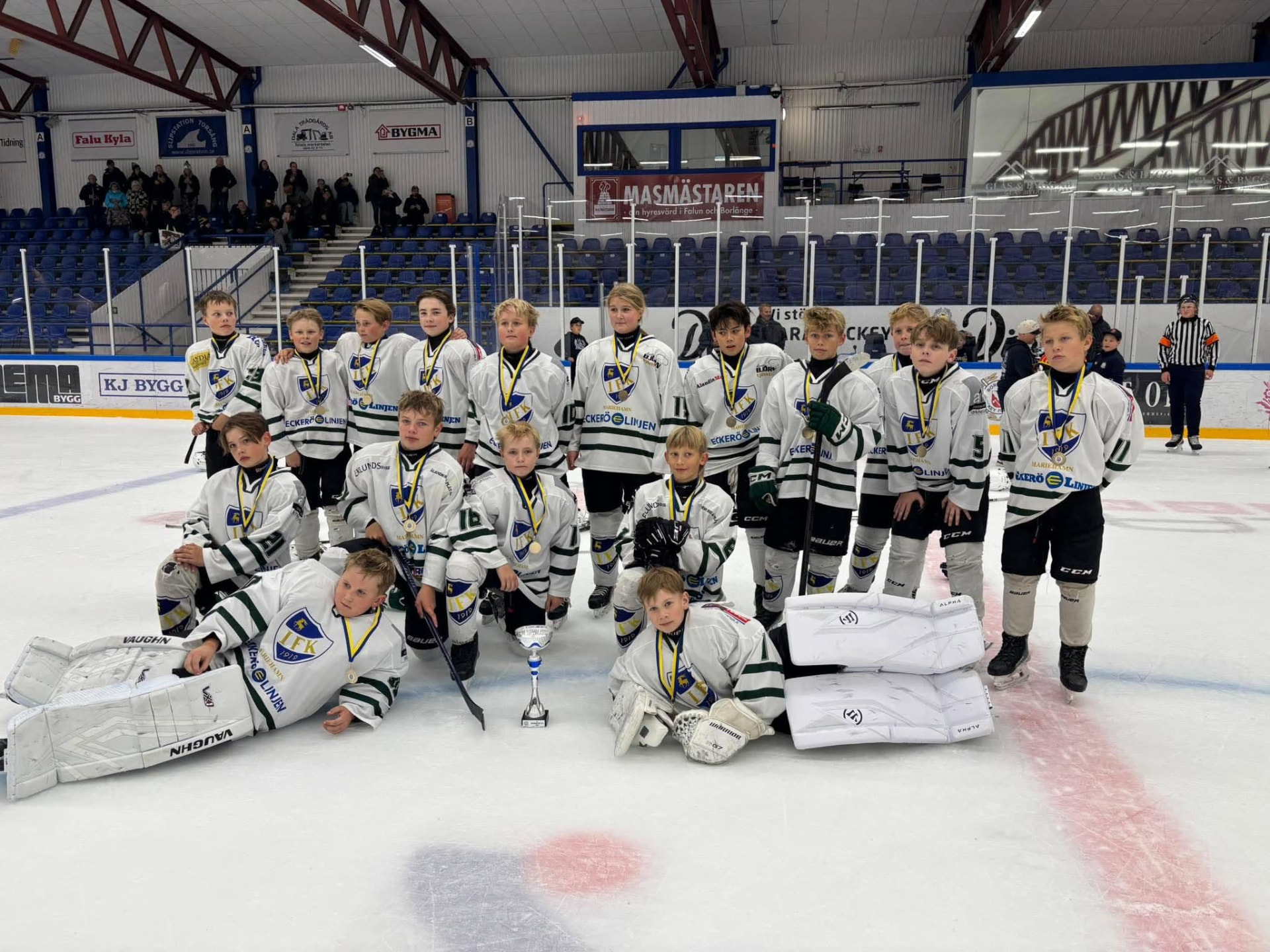Ture med laget i ishallen i Mariehamn