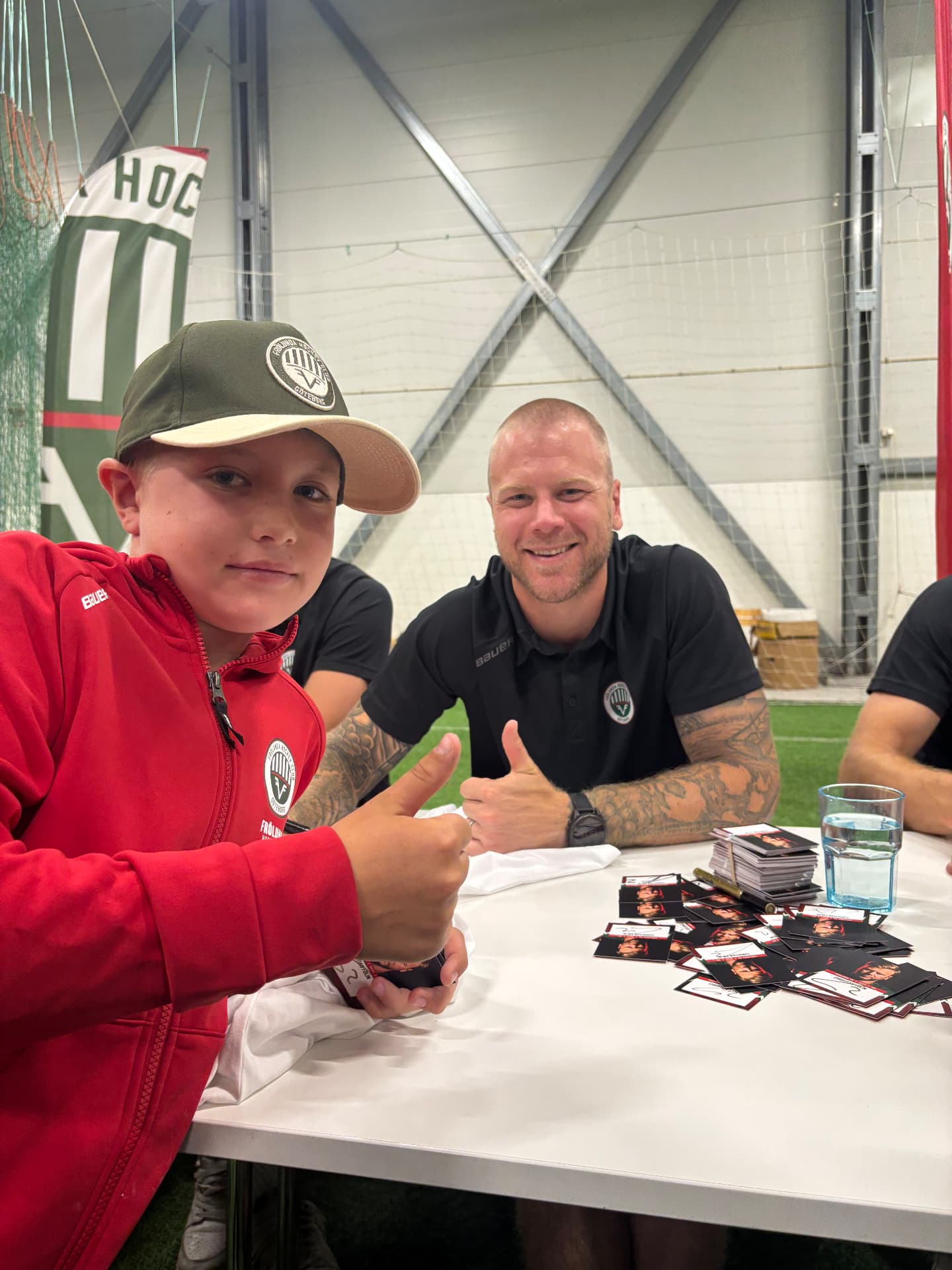 Ture träffar en Frölunda-spelare på signering