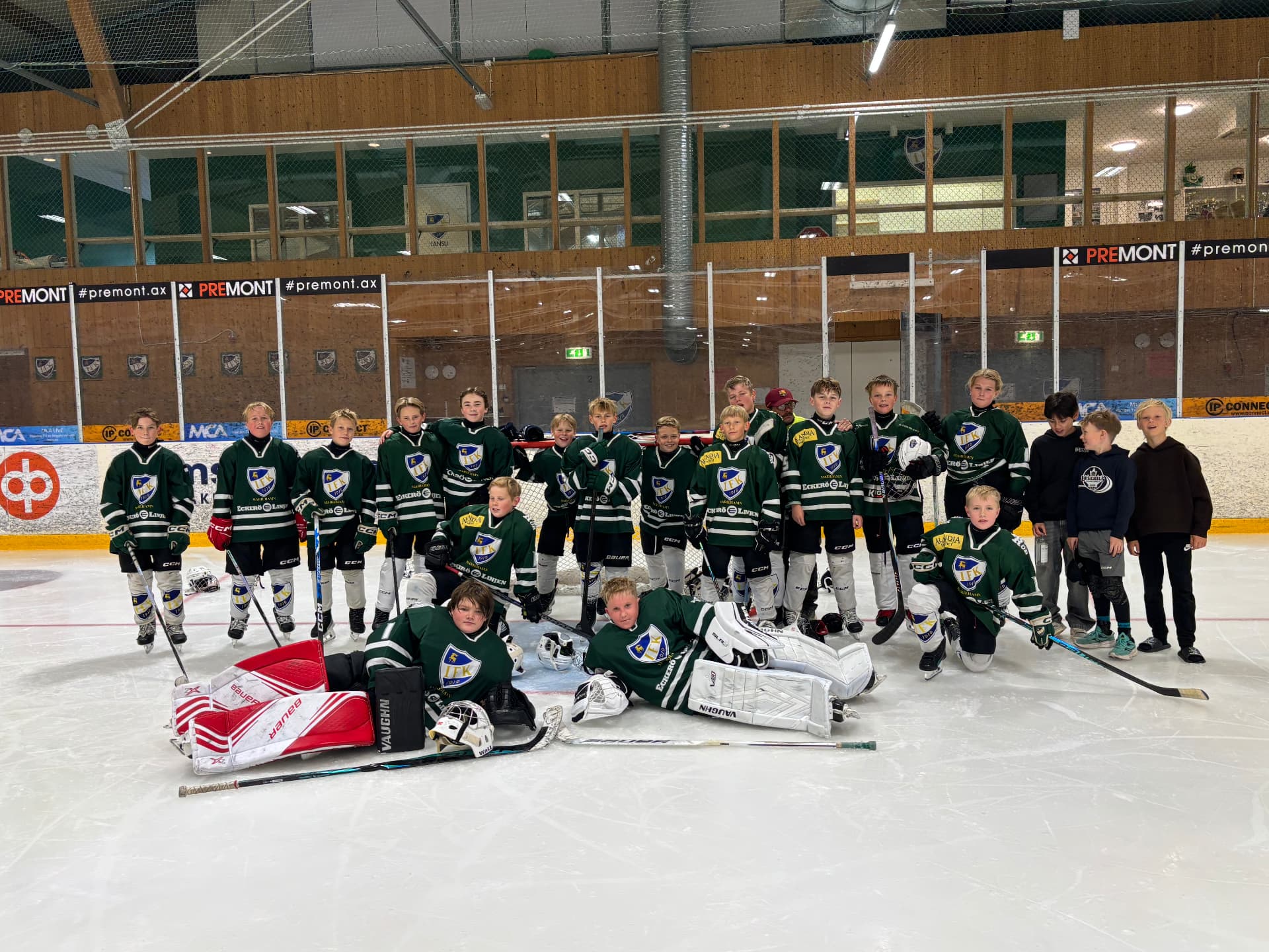 Ture med laget i ishallen i Mariehamn